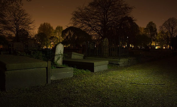 film-screening-for-dead-in-cemetery-in-thailand