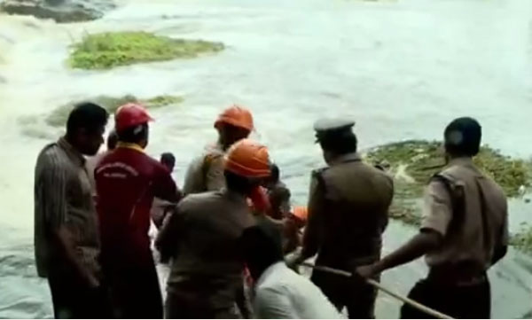 Firefighters rescue everyone in an extreme adventure mission