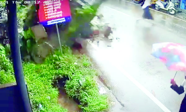 The wall of the building collapsed on the road and school students fled