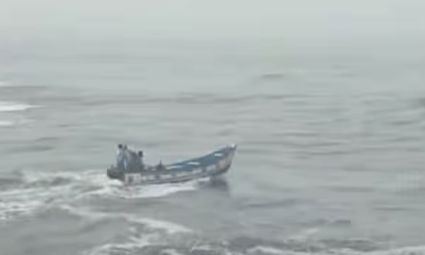 fishing-boat-overtuned-at-muthalappozhy-two-people