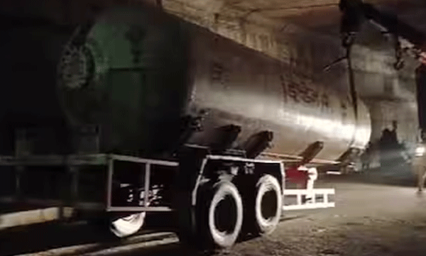 Kozhikode cooking gas tanker lorry hit hump, cabin and tank separated in two