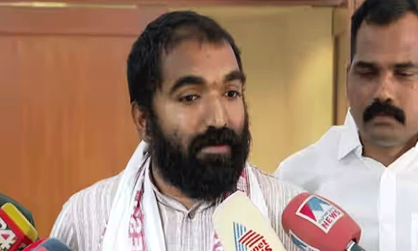 chandy-oommen-response-on-criticism-over-pinarayi-vijayan-praising-during-oommen-chandy-death-anniversary-day