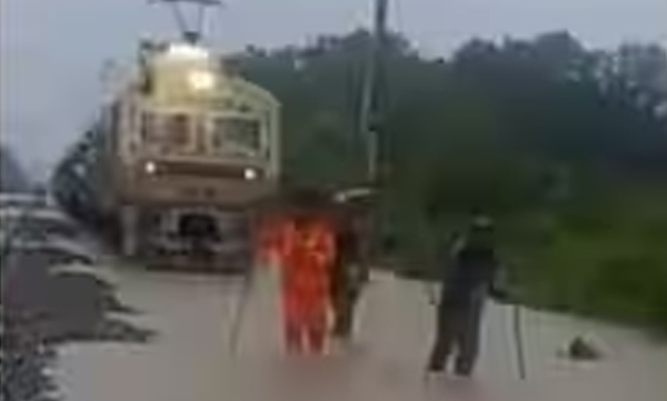 pointsmen-along-the-submerged-rail-tracks-followed-by-the-train-video-from-madhya-pradesh-goes-viral