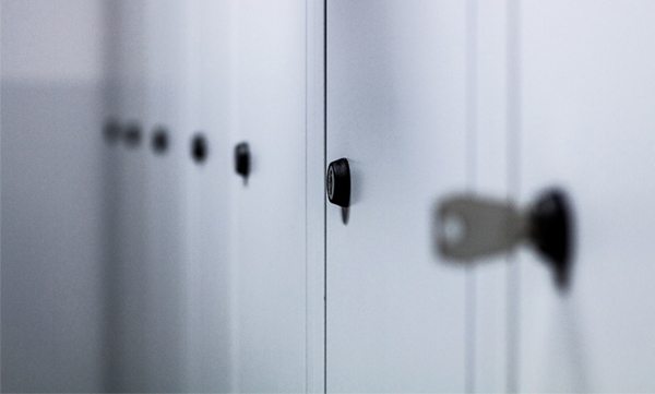 woman-asks-friends-fathers-ash-kept-in-a-locker-due-to-the-high-price-of-funerals-in-china