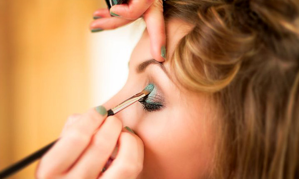 Attention to women who use cosmetics!