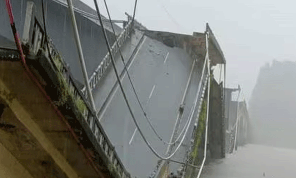 in-karwar-karnataka-a-bridge-collapsed-on-the-national-highway-and-the-lorry-fell-into-the-river