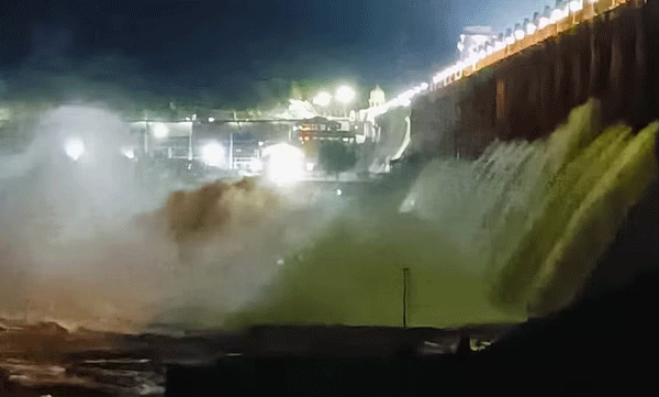 tungabhadra-dam-suffers-major-damage-as-19th-gate-chain-snaps-releasing-massive-water-flow