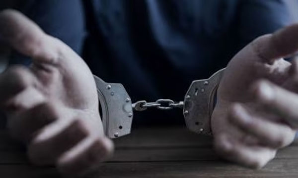  robbed of money and mobile phone