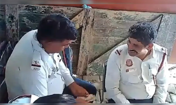 on-cctv-3-delhi-traffic-cops-divide-bribe-money-suspended