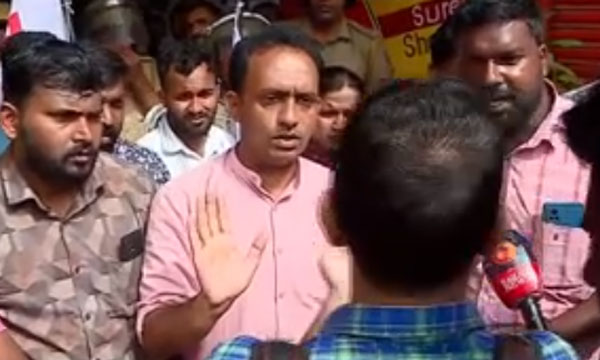 3000 EMI taken from the disaster victim; Massive protest by youth organizations against the bank in Kalpatta