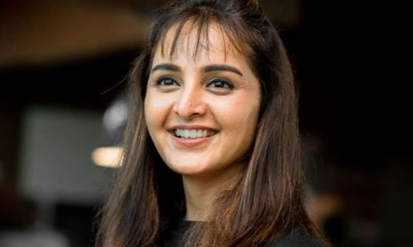 Actress notice against Manju Warrier demanding 5.75 crores