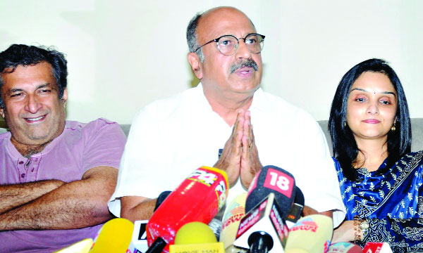 സിനിമയില് മാഫിയയും പവര്ഗ്രൂപ്പുമൊന്നുമില്ല ; ഒടുവില് പ്രതികരണവുമായി അമ്മ, മറുപടിക്ക് കൂടിയാലോചന വേണമായിരുന്നു, അല്ലാതെ ഒളിച്ചോടിയതല്ലെന്ന് ജനറല് സെക്രട്ടറി സിദ്ധിഖ്