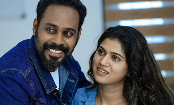 senthil-krishna-and-akhila-celebrate-their-fifth-wedding-anniversary