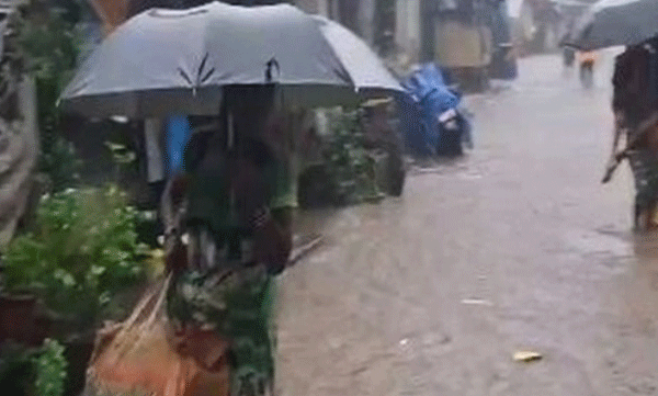 Rain in Gujarat People living in low-lying areas are being shifted to safer places