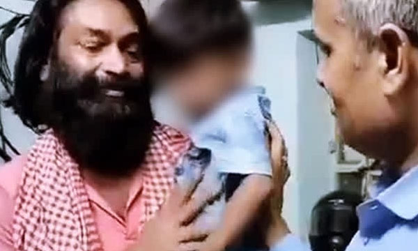 Kidnapped child who cannot be separated from the accused; Accused who screams while handing over the child