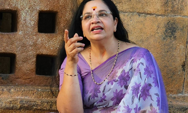 hairstylist-against-dubbing-artist-bhagyalakshmi