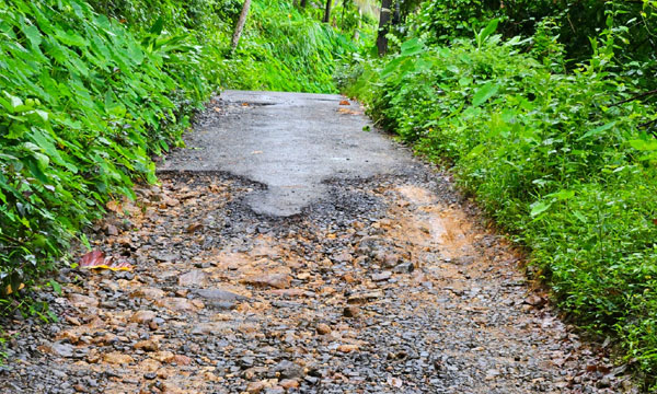 People traveling on the Peruvanthanam-Azhangad road must be asking this travel disaster?