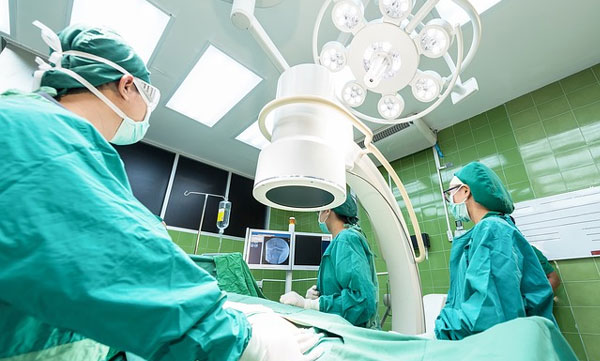 doctor-allows-13-year-old-daughter-to-undergo-head-surgery-in-austria