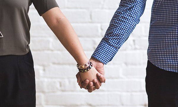 employees-kiss-each-other-in-office-fired-in-china