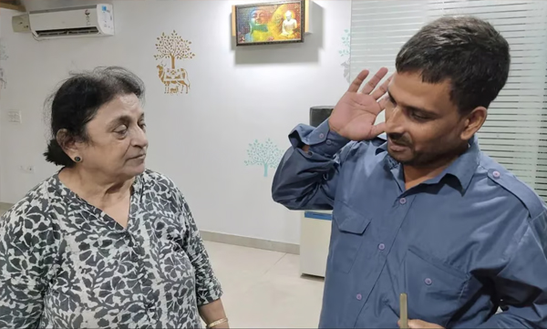 gurugram-auto-driver-returns-lost-bag-with-diamond-pendant-wins-internets-heart
