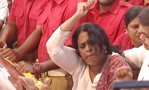 Dramatic scenes in MM Lawrence's funeral; Verbal altercation in the hall where the public darshan was held, the daughter stopped handing over the dead body