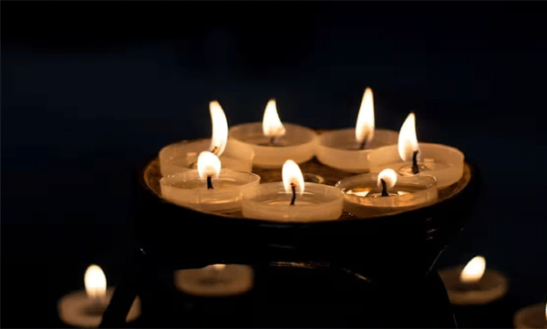 29-year-old-women-suffer-serious-burn-injuries-after-catching-fire-to-dress-from-decorative-candles-in-bathroom