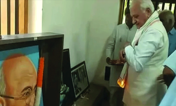 kerala-governor-arif-mohammed-khan-shawl-catches-fire-sabari-ashram.