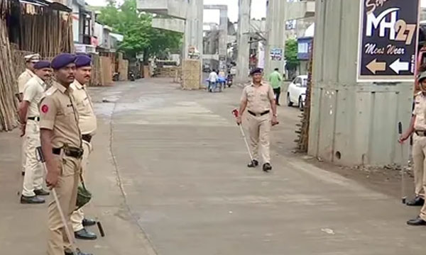 ഹിന്ദു ദര്‍ശകന്റെ മതനിന്ദാ പരാമര്‍ശങ്ങള്‍ സംഘര്‍ഷമായി ;  കല്ലേറില്‍ 21 പോലീസുകാര്‍ക്ക് പരിക്ക്, 1200 പേര്‍ക്കെതിരേ കേസ്