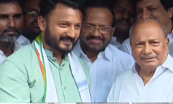 ak-antony-supports-palakkad-congress-candidate-rahul-mamkootathil