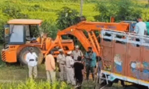zoo-lorry-meet-accident-in-national-highway-44-crocodiles-escapes