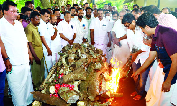 Lal Varghese Kalpakawadi was cremated in the pyre at Valiyachudukkad public crematorium