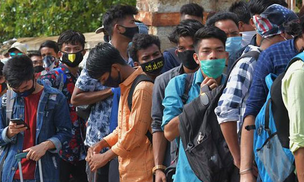 Workers from other states were called to cut grass and their mobile phones and money were stolen from their bags