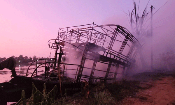 houseboat-catches-fire-in-alappuzha.