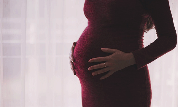 woman-visit-hospital-for-sore-throat-discover-she-is-pregnant-with-quadruplets
