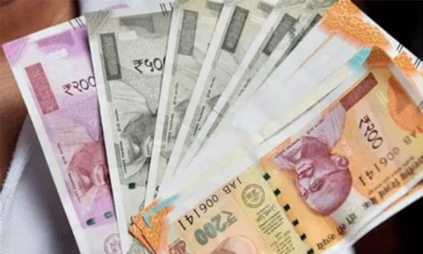 indian-rupee-falls-record-low-against-uae-dirham