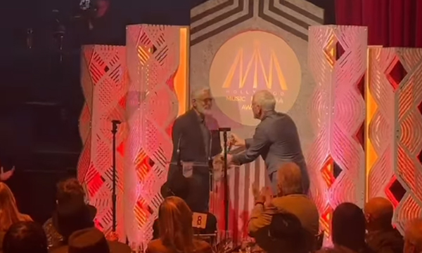 hmm-awards-goes-to-aadujeevitham-periyone-song