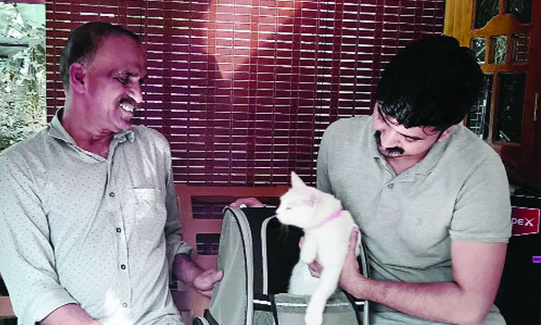 ഒരു വയസുകാരി 'ഇവ' കൊച്ചി വിമാനത്താവളത്തില് പറന്നിറങ്ങി ; ടര്ക്കിഷ് ബില്ഡ് ഇനത്തില്പ്പെട്ട പൂച്ചയെ പ്രവാസജീവിതം മതിയാക്കി പോരുമ്പോഴും രാമചന്ദ്രനും മകന് റെനീഷും ഉപേക്ഷിച്ചില്ല