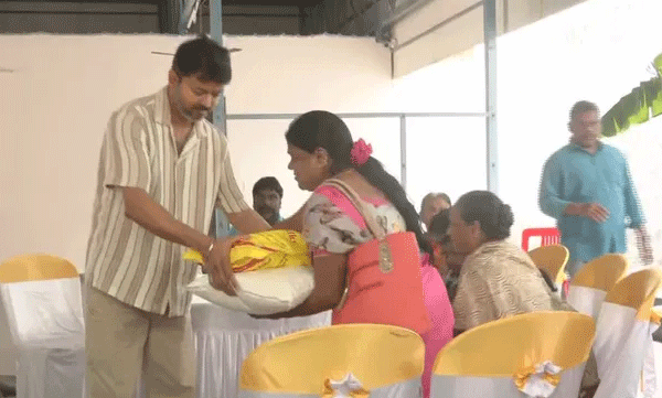 chennai-flood-vijay-distributed-aid-to-300-families