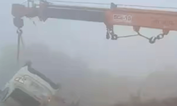 car-following-google-map-navigation-falls-into-canal