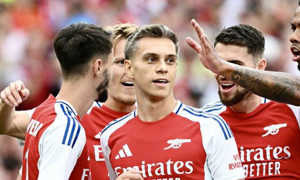 Manchester United lost again; Arsenal was crushed by two goals