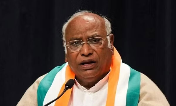 no grip in elections ; mallikarjjuna gharge dissolves entire state Congress unit in UP ; 