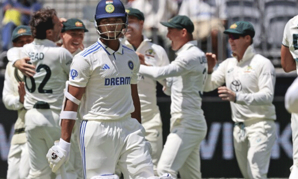 india-loss-three-wickets-in-third-session-and-australia-in-control