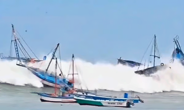 13-foot giant wave hits Peru; a death