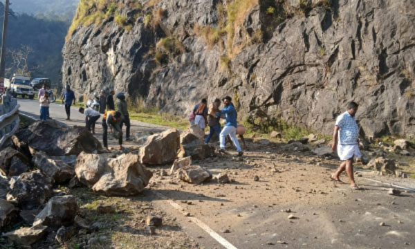 big rock felled in wagamon road