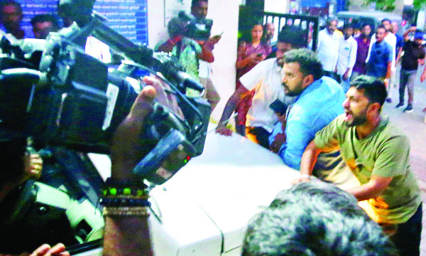 ബോബി ചെമ്മണൂരിനെ കൊണ്ടുപോയവാഹനം അനുകൂലികള്‍ തടഞ്ഞു ; എറണാകുളം ജില്ലാ ആശുപത്രി പരിസരത്ത് നാടകീയരംഗങ്ങള്‍