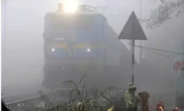 more-than-40-trains-are-running-late-in-delhi-due-to-fog-says-indian-railway