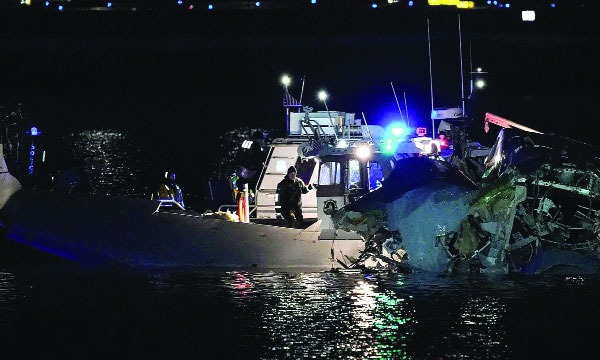 A plane collided with a military helicopter in the United States; 67 passengers are missing