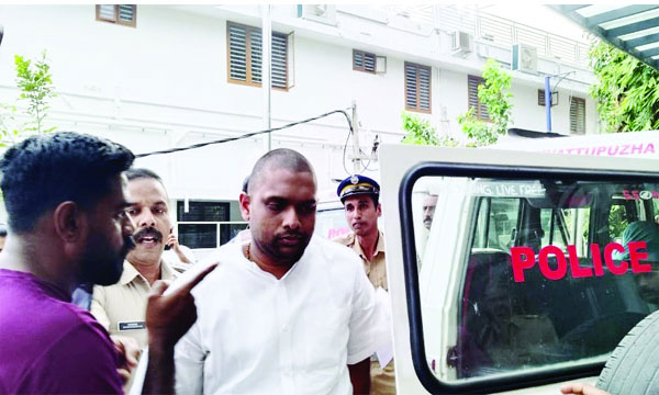 Scooter for half price, the main suspect in the 800 crore fraud gang arrested