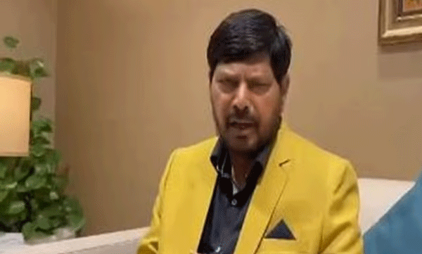 "Thackerre and Gandhi family insulted Hinduism by not participating in Maha Kumbh Mela"; Union Minister