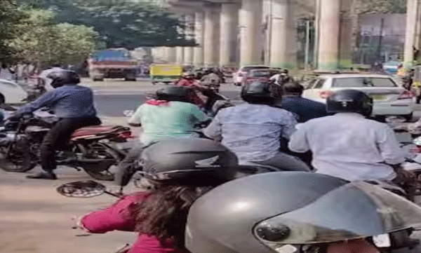 chilli-powder-spread-in-kalamassery-road-got-into-the-eyes-and-nose-of-passengers